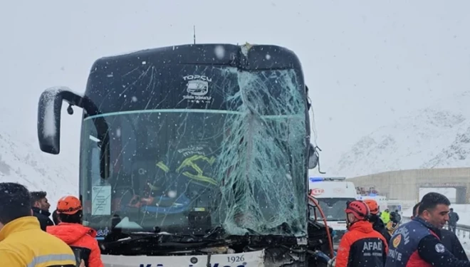 Van’a giden yolcu otobüsü tıra çarptı: 3 kişi yaralandı!