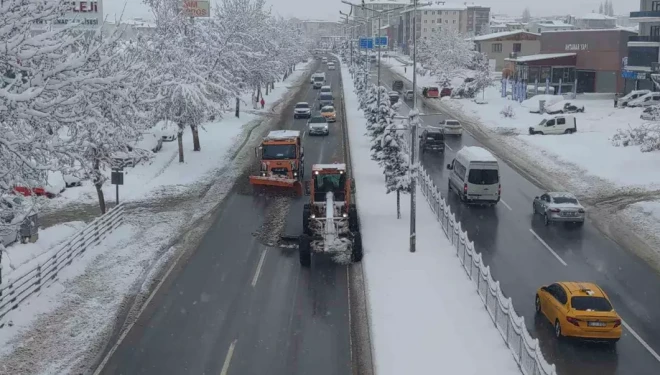 Van’da kar yağışı hayatı olumsuz etkiliyor