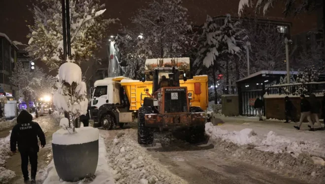 Van Büyükşehir Belediyesi tüm imkanlarıyla sahada