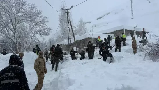 Van'da çığ düştü; 22 ev tahliye edildi