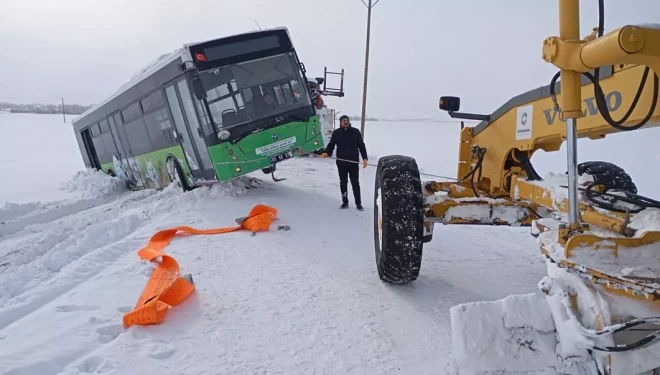 Kara Saplanan Halk Otobüsü Kurtarıldı