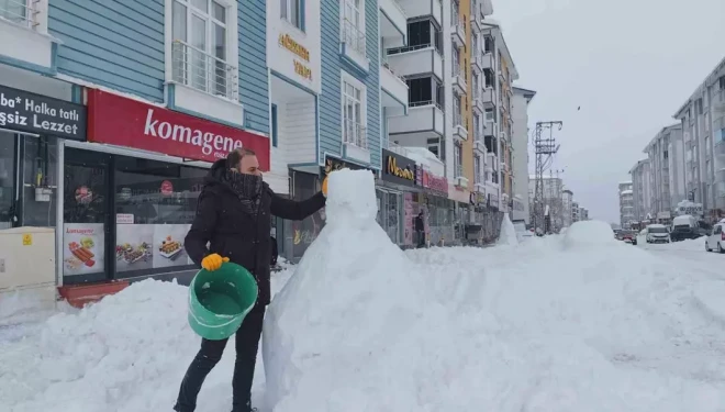 Erciş’te boş kalan esnaf kardan adam yaptı