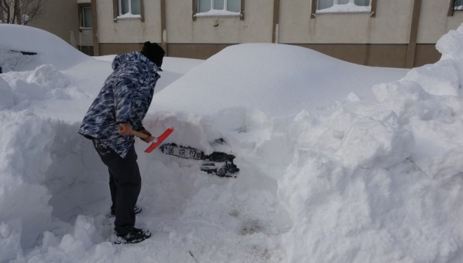 Bitlis’te kar altında kalan araçlar güçlükle bulundu