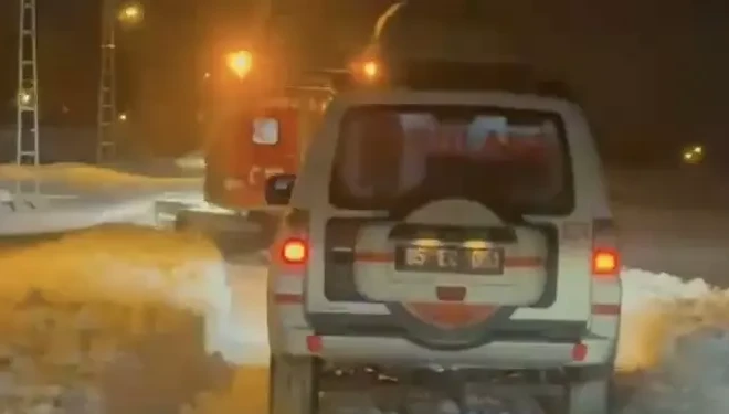 Erciş’te kapanan yollarda hastalara Snowtrack ile ulaşıldı