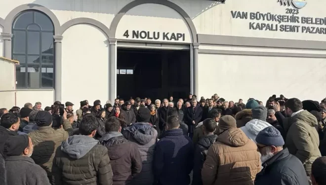 Van'da pazarcıların "pazar yeri" eylemi sürüyor!