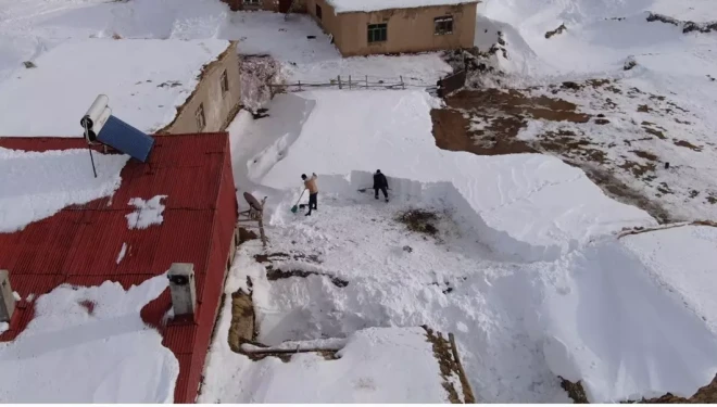 Çatak’ta kar mesaisi: Vatandaşlar damlarda kar temizlemeye başladı