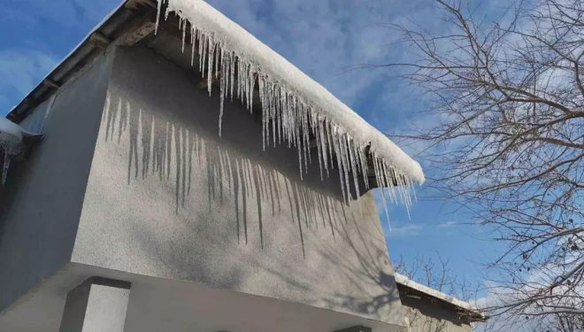 Erciş’te buz sarkıtları tehlike saçıyor