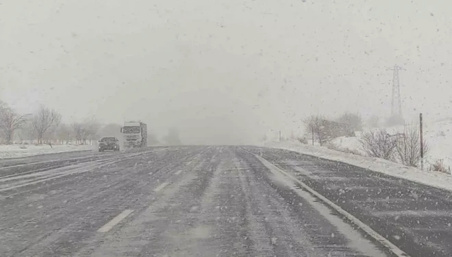 Kar yağışı Van-Bitlis yolunda etkili oluyor