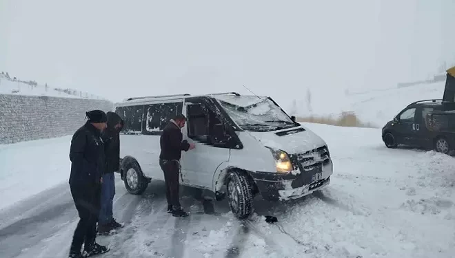 Van’da yoldan çıkan minibus kara saplandı