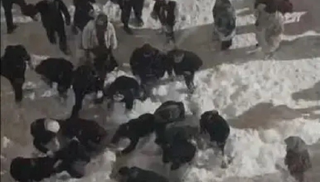 Kentte "çatı çığı" kabusu! Öğrenciler kar altında kaldı