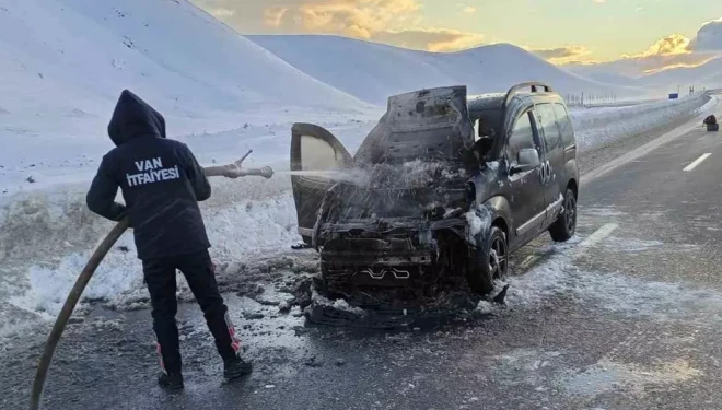 Van’da seyir halindeki kamyonet yandı