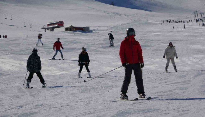Yoğun kar yağışı Abalı Kayak Merkezi’ni yeniden hareketlendirdi
