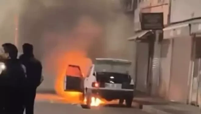 Park halindeki otomobil alev alev yandı