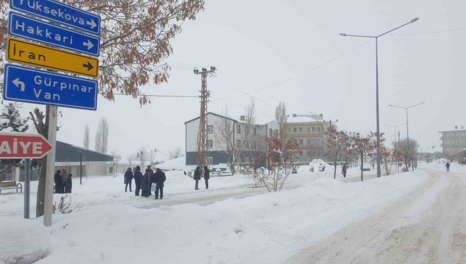 Başkale’de yoğun kar yağışı