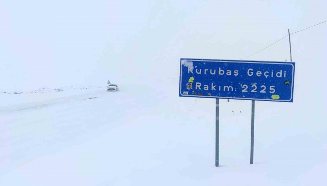 Kurubaş Geçidi’nde kar yağışı ve sis etkili oluyor