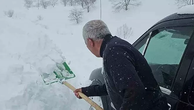 Bahçesaray’da çığ faciası son anda atlatıldı: Araçtaki aile ölümden döndü