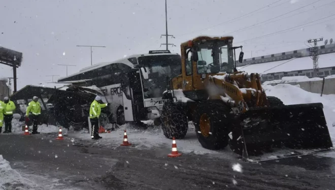 Van’a gelen yolcu otobüsü polis uygulama noktasın çarptı: Yaralılar var!
