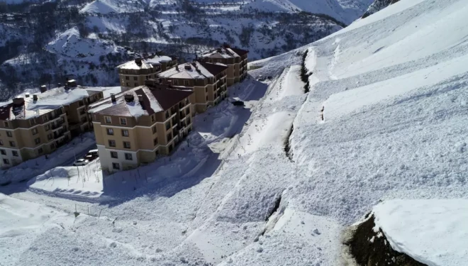 Çatak’ta iki ayrı çığ düştü