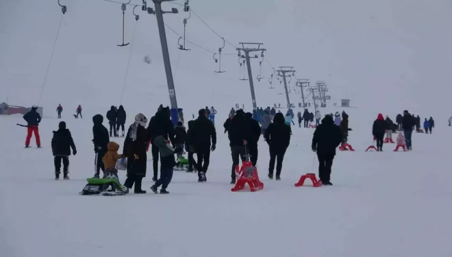 Van’daki kayak merkezi hafta içi de yoğun ilgi görüyor