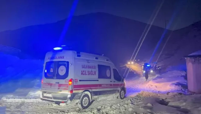 Yolu çığ nedeniyle kapanan mahalledeki 2 hastayı, ekipler hastaneye ulaştırdı