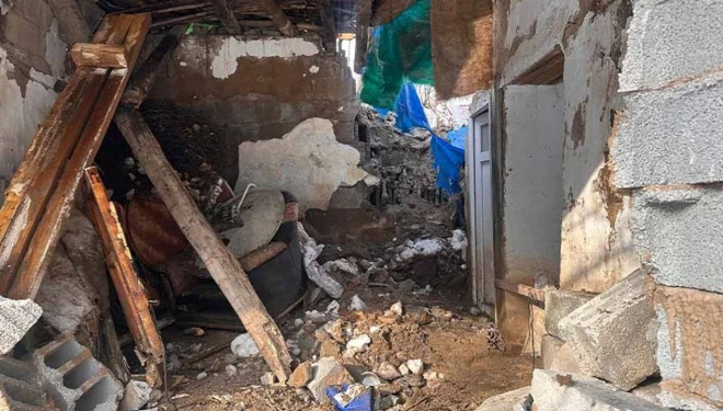 Hakkari'de bir evin üzerine kaya düştü