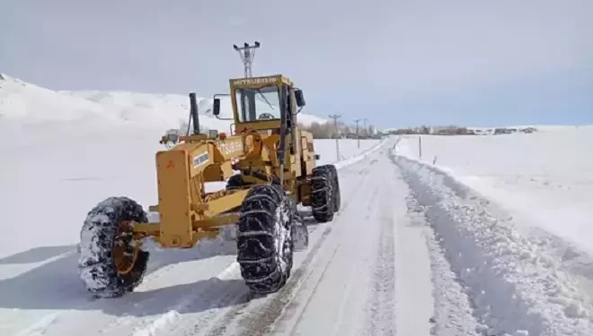 İpekyolu Belediye ekipleri, kardan kapanan mahalle yollarını açtı