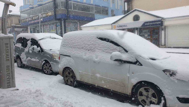 Başkale’de kar yağışı