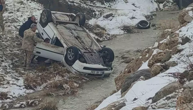 Van’da otomobil dereye uçtu: 3 yaralı