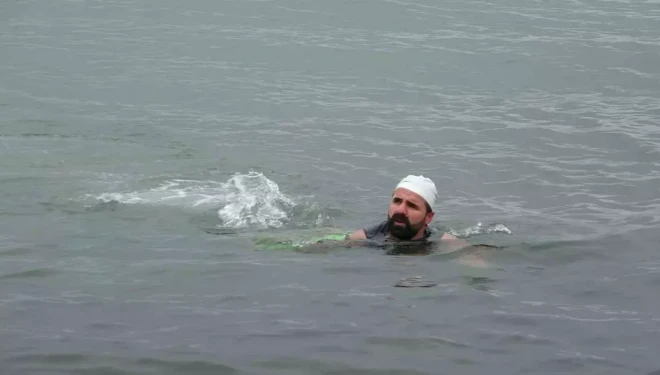 Van’da bir öğretmen kışa aldırmadan göle girdi