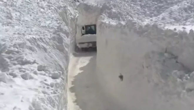 Çığ nedeniyle kapanan köy yolunda