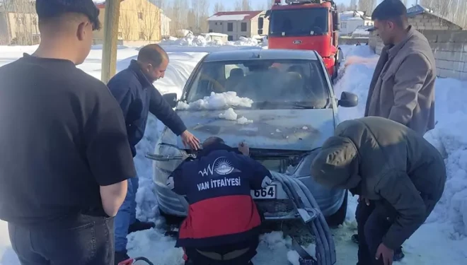 Van’da seyir halindeki otomobil yandı