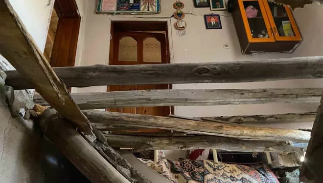 Çatak’ta 2 katlı evin toprak damı çöktü