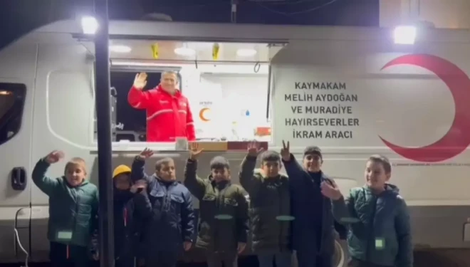 Kızılay Muradiye Şubesi’nden teravih sonrası ikram