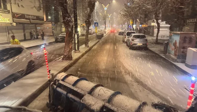 Van’da Kar Yağışı Etkili Oldu: Ekipler Ana Arterlerde Aralıksız Çalışıyor