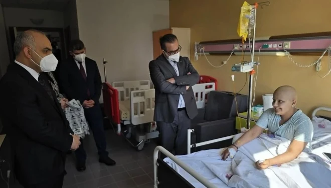 Van’da Başsavcıdan onkoloji hastalarına moral ziyareti