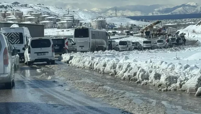 Tuşba’da tır kazasında uzun araç kuyruğu oluştu