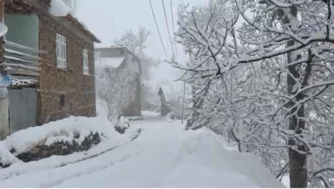 Bahçesaraylılar açtıkları kar tünelleriyle