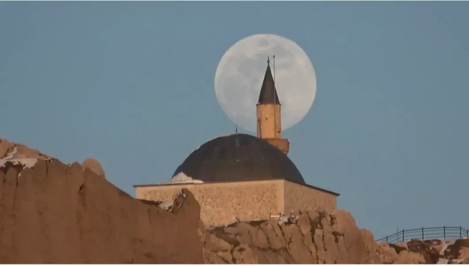 Van’da tarih ile dolunayın buluşması görsel şölen sundu