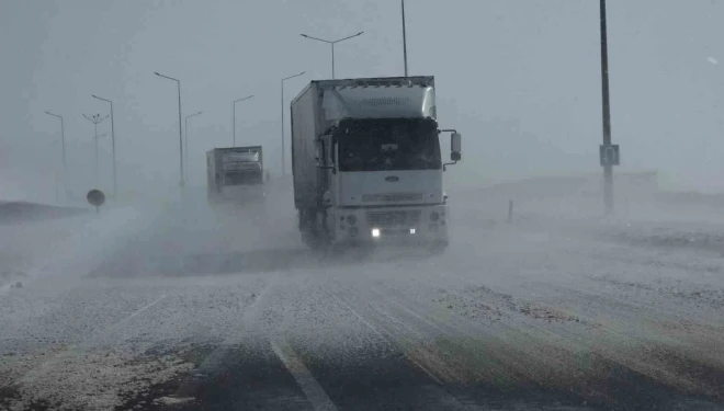 Güzeldere Geçidi’nde tipi trafiği olumsuz etkiliyor