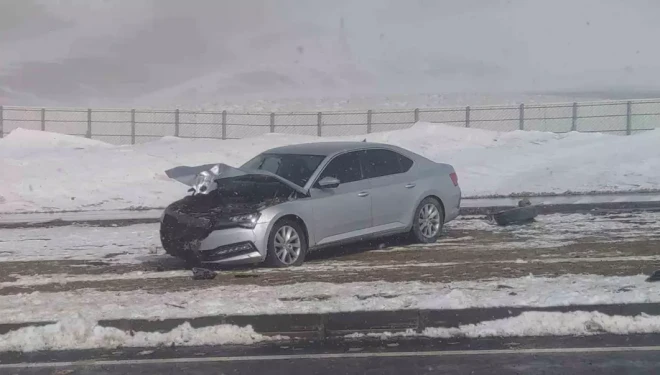 Van’da Kaymakamın bulunduğu otomobil
