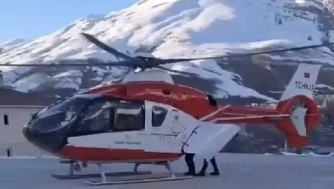 Bahçesaray’daki minik hasta helikopter ambulansla Van’a sevk edildi