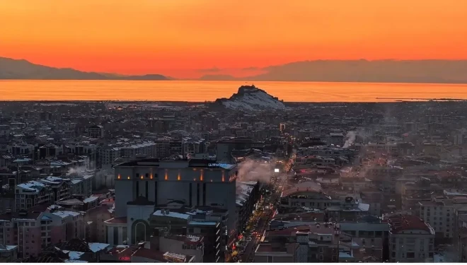 Van Gölü’nde güneşin vedası mest etti