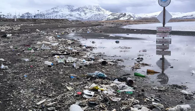 Van Gölü’nde dip çamuru mesaisi sürerken dereler kirlilik taşıyor!