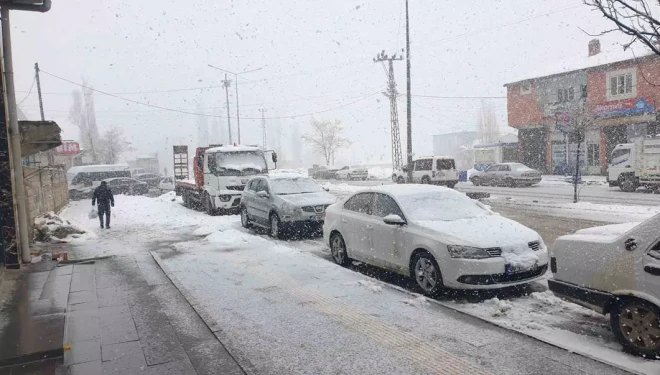 Başkale’de kar yağışı