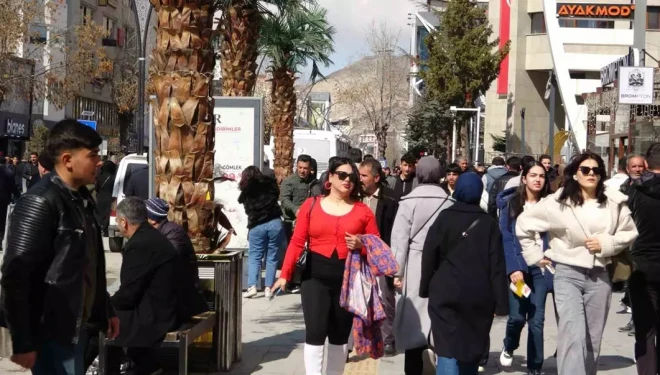 Van’da bayram telaşı: Caddeler doldu taştı