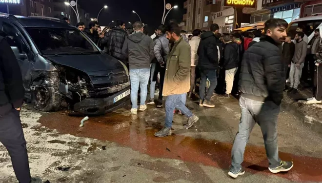 Muradiye’de otomobil ve kamyonet çarpıştı: 2 yaralı