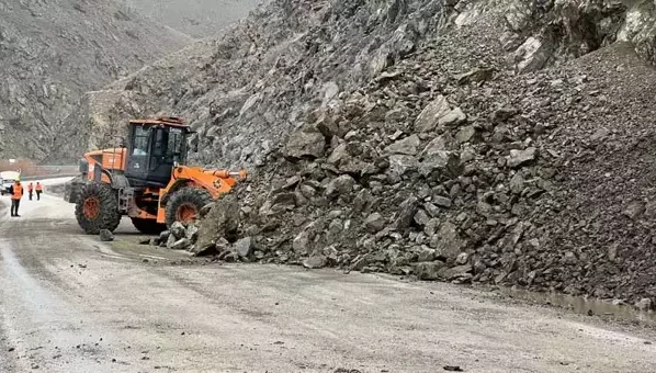 Yüksekova’da heyelan sonrası kapanan yol