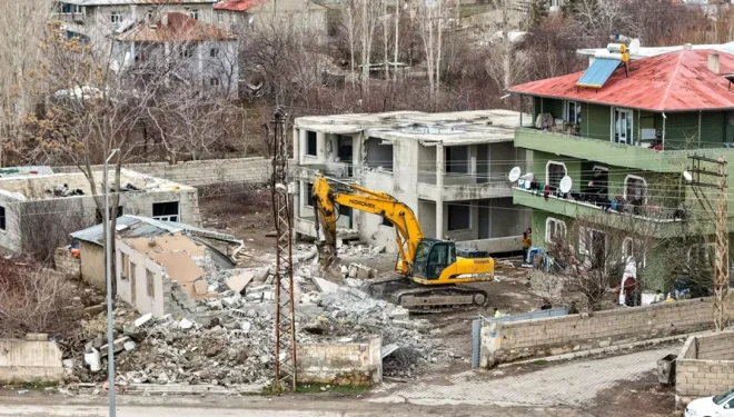 Hatuniye Caddesi ikinci etapta yıkım çalışmaları sürüyor
