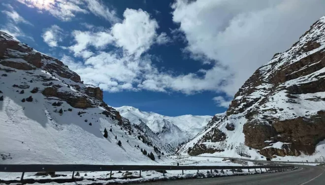Van’ın yüksek kesimlerinde kar güzel manzaralar oluşturdu