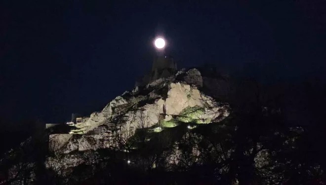 "Pembe Dolunay" Erek Dağı’ndan yükseldi